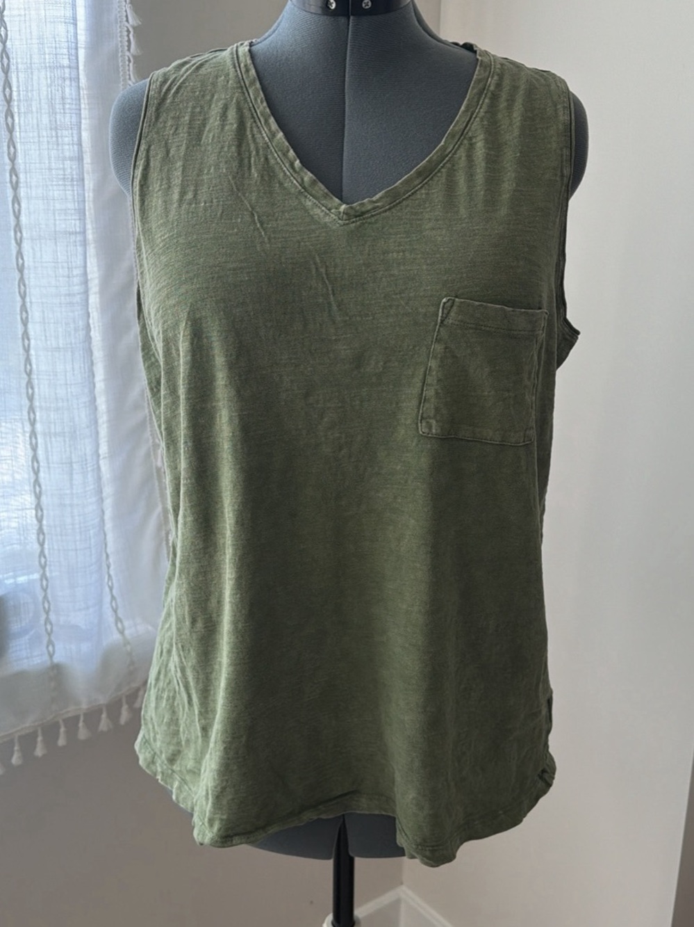 Time and Tru Olive Green V-Neck Sleeveless Pocket Tank